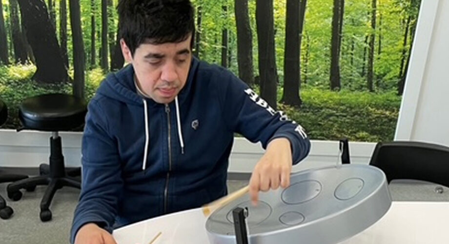 garcon_joue_instrument